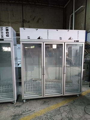 เครื่องจอเครื่องดื่มพาณิชย์ ตู้เย็น 3 ประตูแก้ว เครื่องจอดตั้ง 110V 60Hz